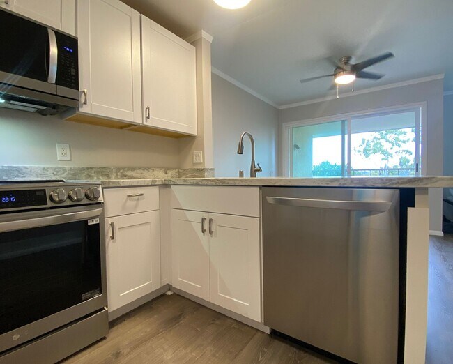 Foto del edificio - Beautifully Renovated Townhome! Move In Re...