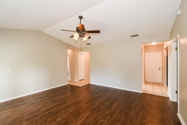 Building Photo - 9613 Villiers Dr N
