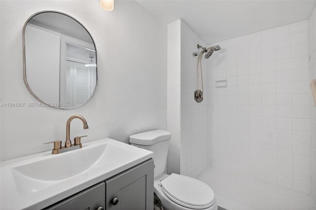 Foto del edificio - 9091 Lime Bay Blvd