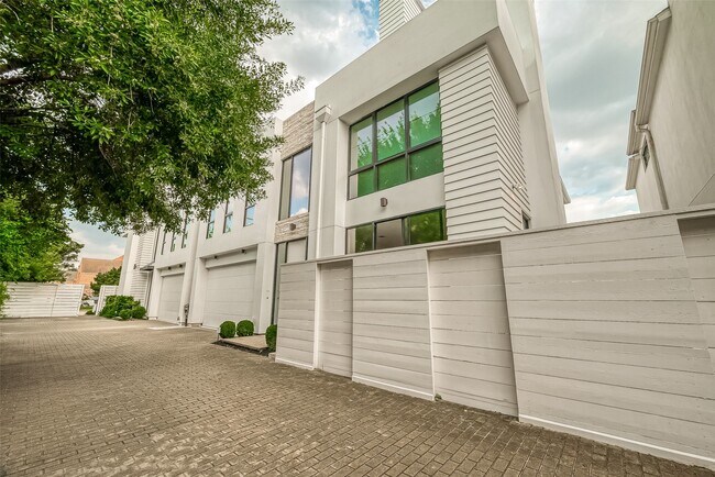 Building Photo - 2114 Potomac Dr