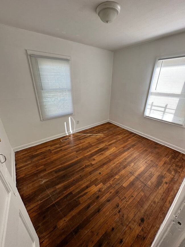 Building Photo - 2 bed 1 bath
