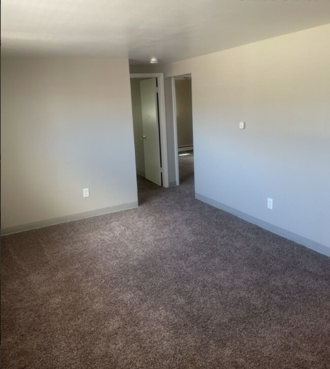 Foto del edificio - 2 Bedroom 1 Bathroom Westminster Quadplex - Lower unit