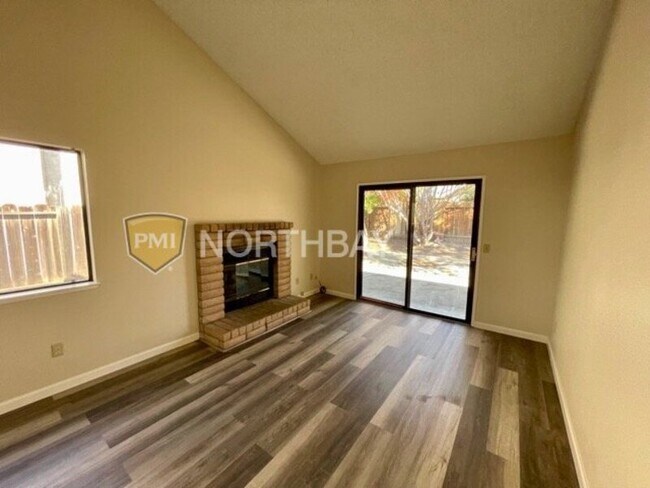 Building Photo - 590 Chaucer Ln