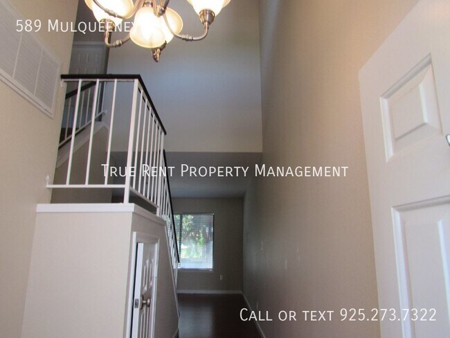 Building Photo - Gorgeous 3 Bed/2.5 Bath Townhome in Great ...