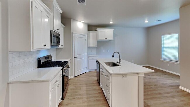 Building Photo - 6904 Labelle Dr