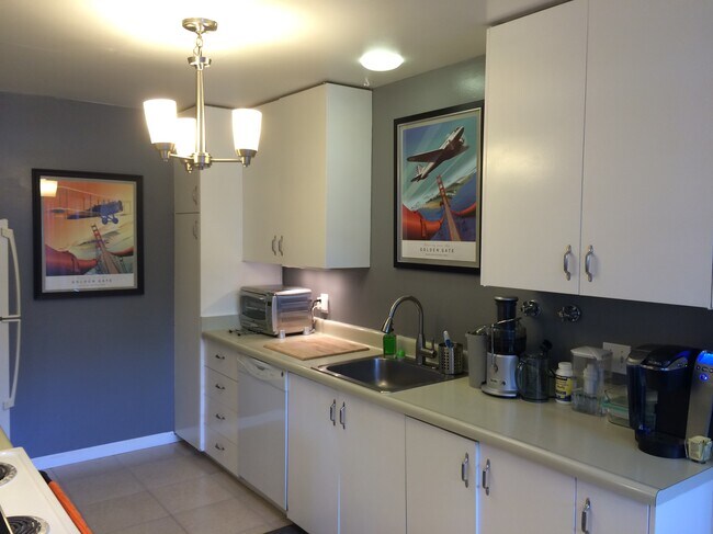 Kitchen - 3102 Shelter Bay Ave