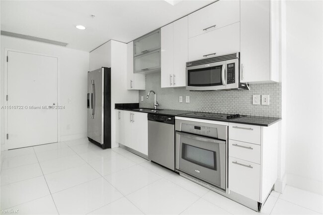 Building Photo - 1 br, 1.5 bath Condo - 60 SW 13th St Apt 2208