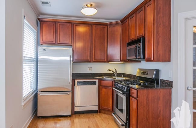 Building Photo - 628 W Roscoe St