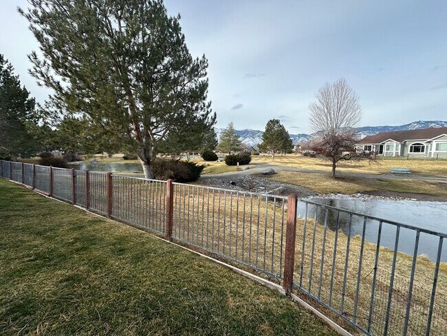 Foto del edificio - 1054 Camellia Ct