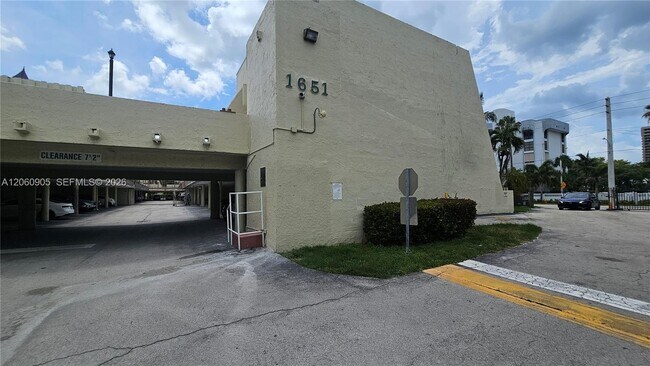 Foto del edificio - 1651 NE 115th St