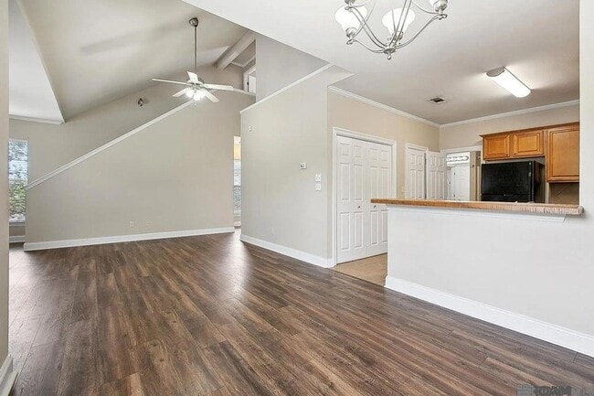 Building Photo - 7300 Burbank Dr