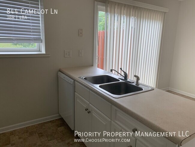Foto del edificio - 844 Camelot Ln
