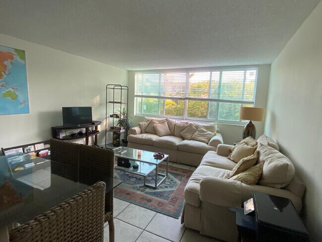 Building Photo - 9125 SW 77th Ave