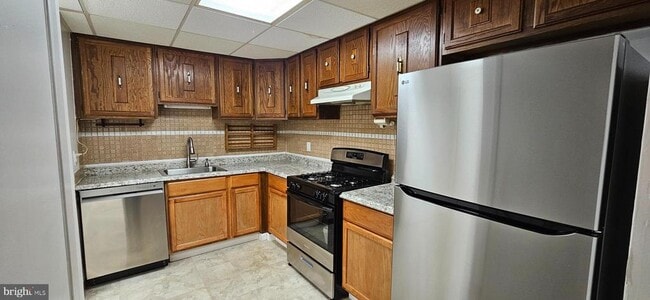 Building Photo - 2208 Greenwood Dr