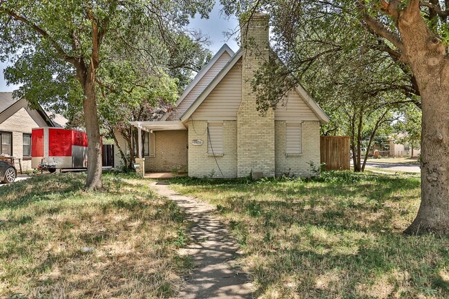 Building Photo - Large 2 story Home