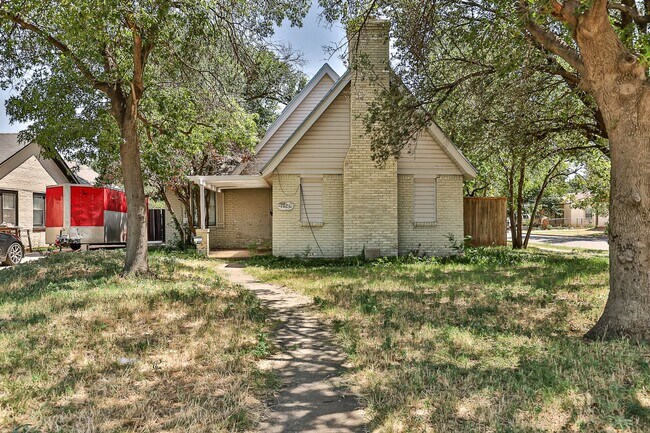 Foto del edificio - Large 2 story Home