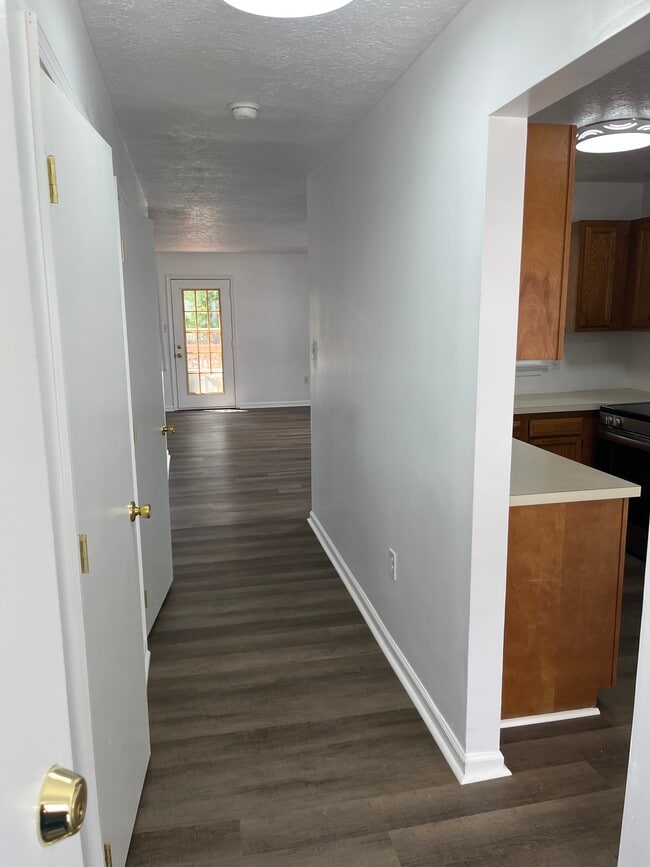 Building Photo - 102 Gateway Dr