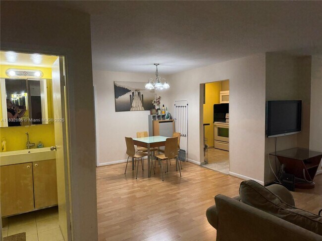 Foto del edificio - 17021 N Bay Rd