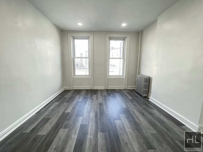 Building Photo - 2 Bed with Backyard | Ridgewood