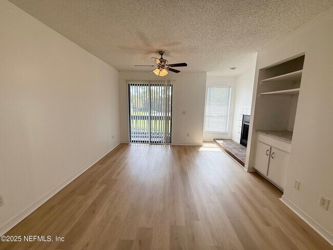 Foto del edificio - 10200 Belle Rive Blvd