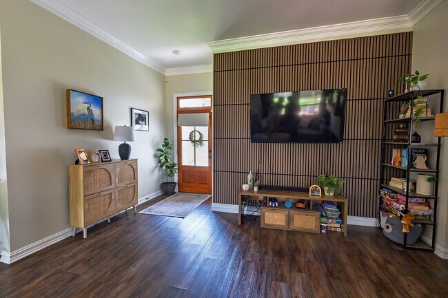 Building Photo - 303 Spike Ln