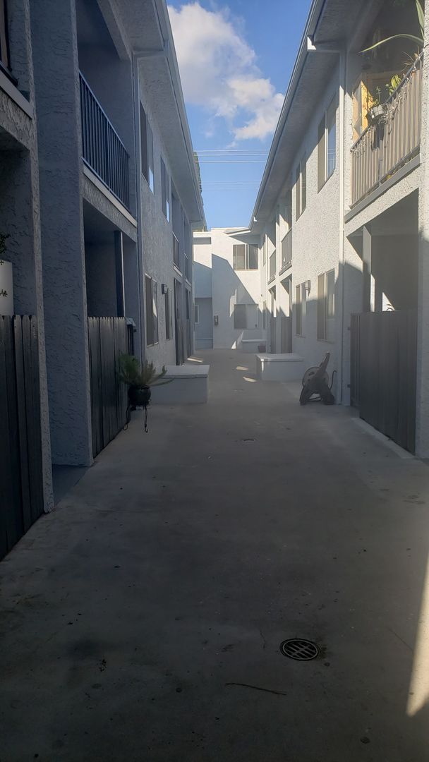 Interior Photo - Granada Court
