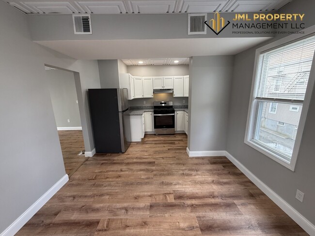 Building Photo - 47 Bogle St