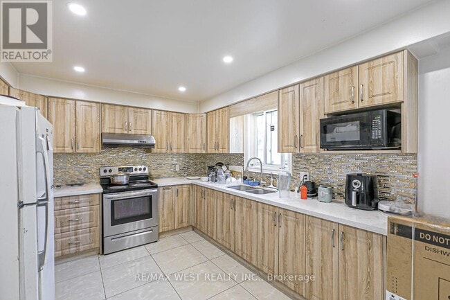 Building Photo - 99 Fairglen Ave