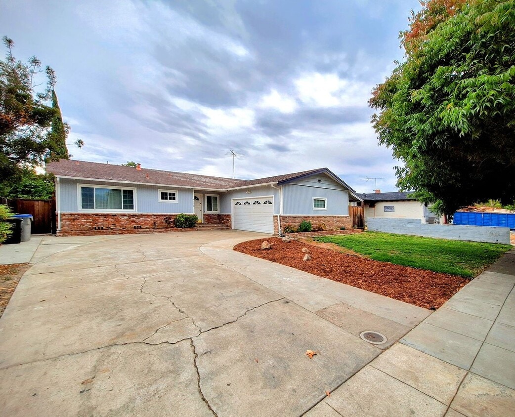 Primary Photo - Charming Single Story 3bd House with Large...