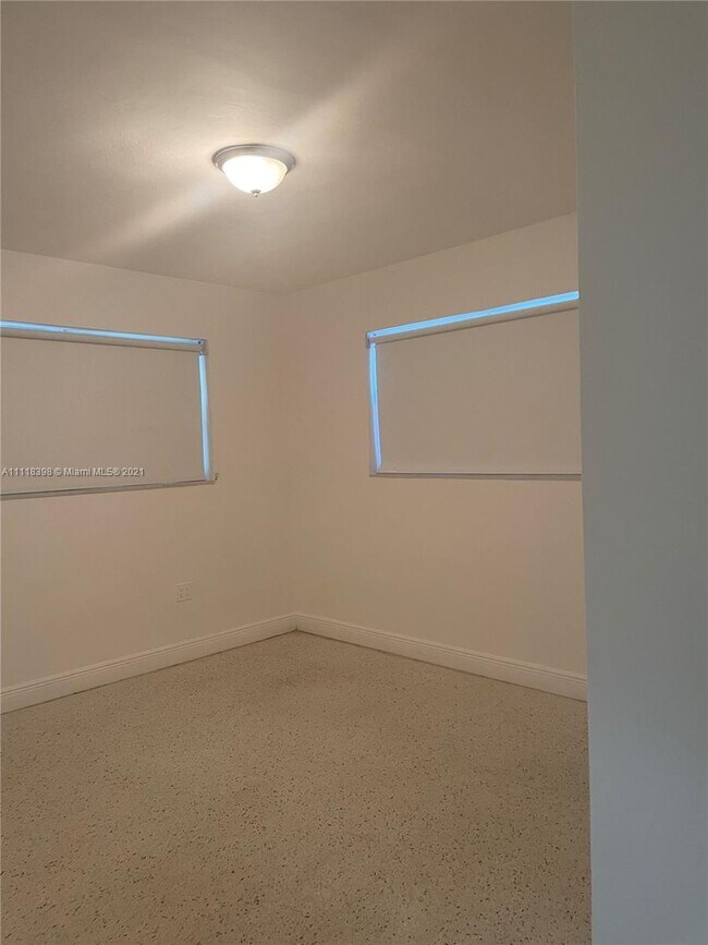 Building Photo - 12 NE 49th St