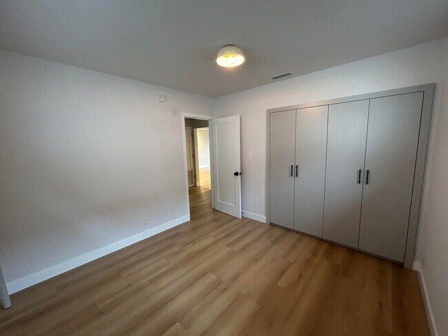 Foto del edificio - 1315 N Poinsettia Pl