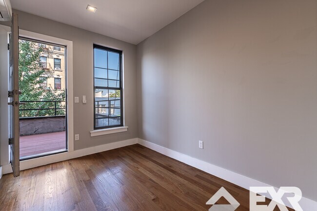 Foto del edificio - 155 Tompkins Ave