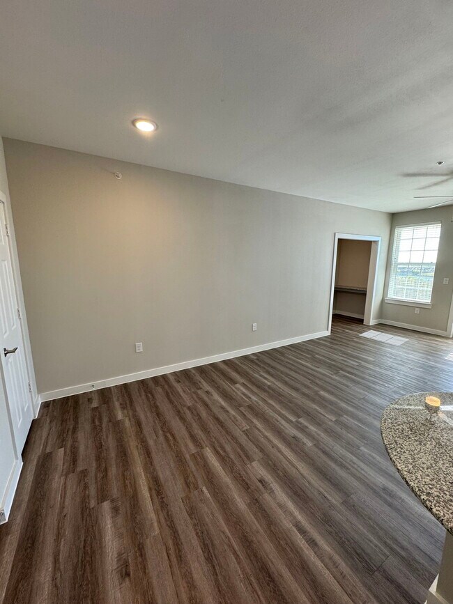 Foto del edificio - 5000 Overboard Cv