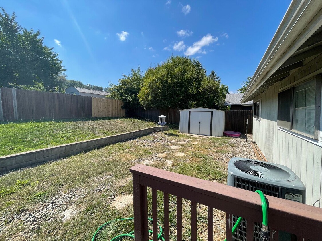 Building Photo - 3 Bedroom 2 bath house.