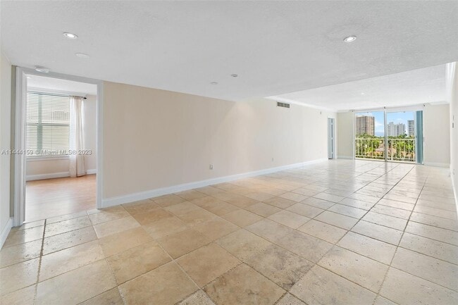 Building Photo - 9721 E Bay Harbor Dr