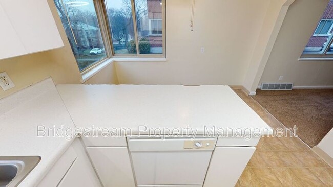 Building Photo - 1225 Lytle Ln