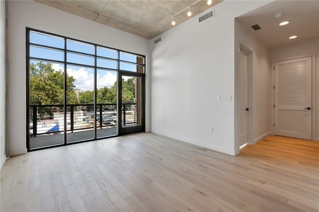 Foto del edificio - 310 Comal St