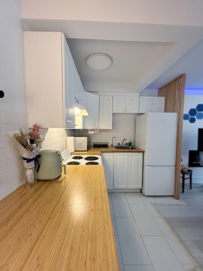 Building Photo - 7320 Christophe-Colomb