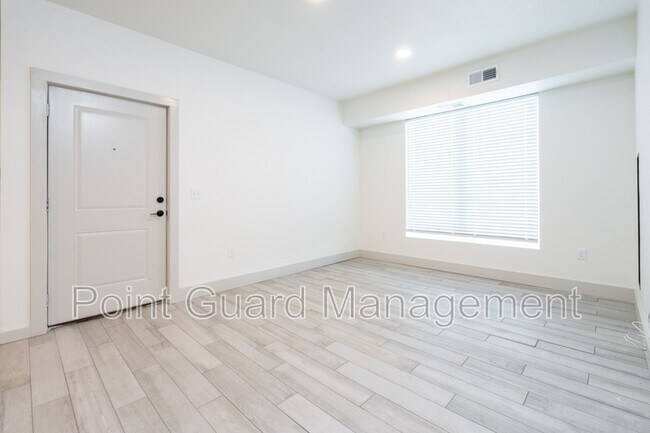 Foto del edificio - 1230 N Greenwich Rd