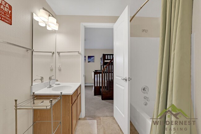 Foto del edificio - Winter Rental- HOT TUB, Quiet townhome with hot tub and two living areas