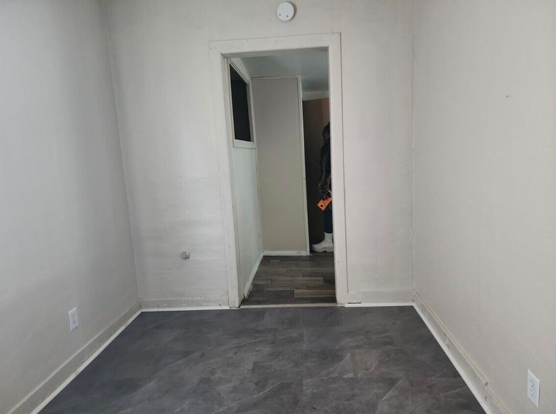 Primary Photo - 2201 Kendall St