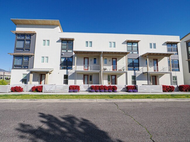 Building Photo - 3 Bedroom, 2.5 Bathroom in South Jordan