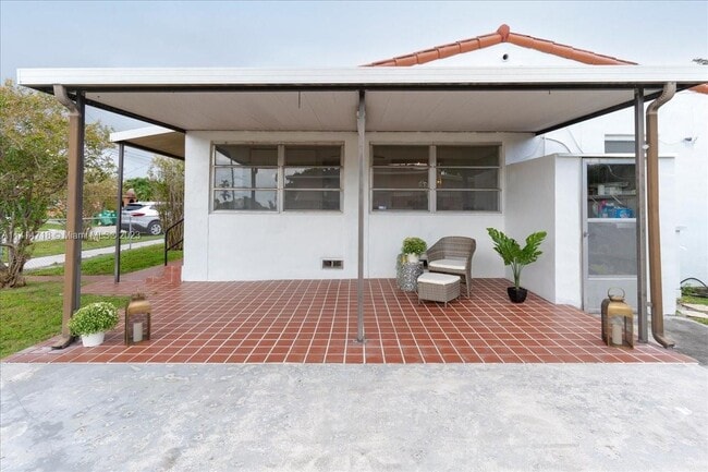 Foto del edificio - 4798 SW 1st St
