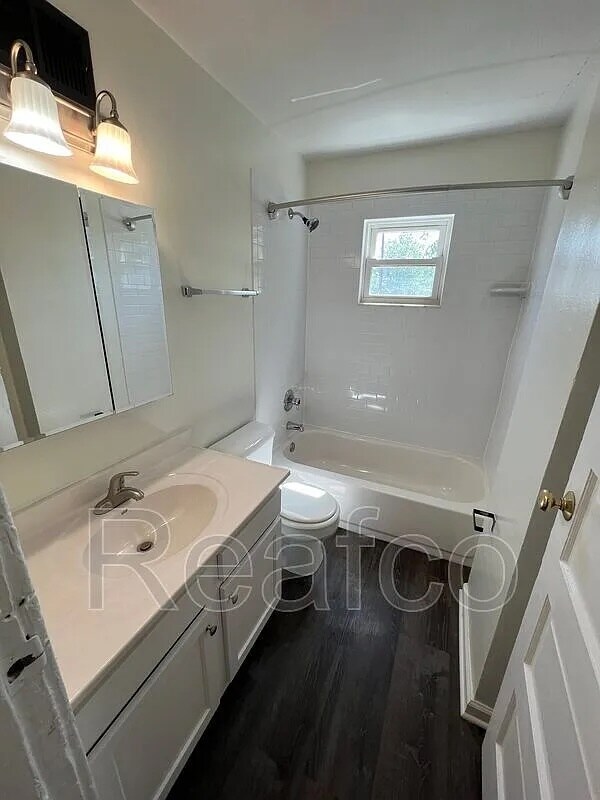 Building Photo - 1450 Hamlet St