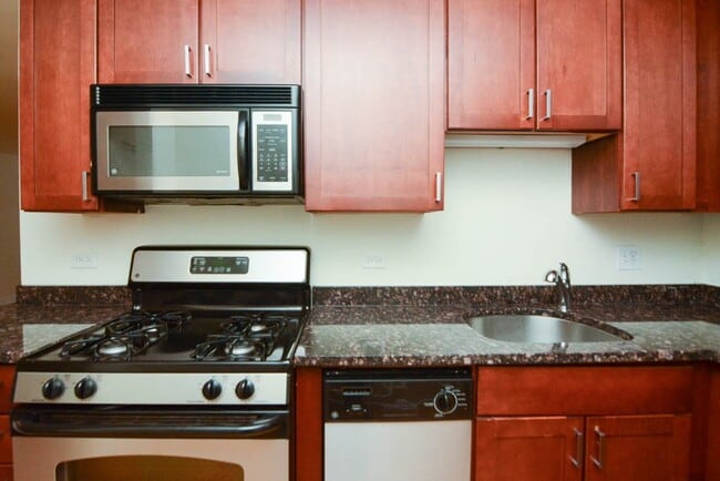 Building Photo - 628 W Wrightwood Ave
