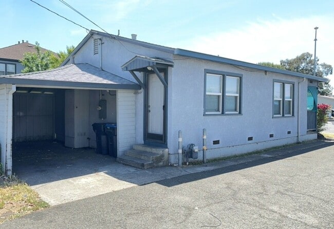 Building Photo - Updated Throughout