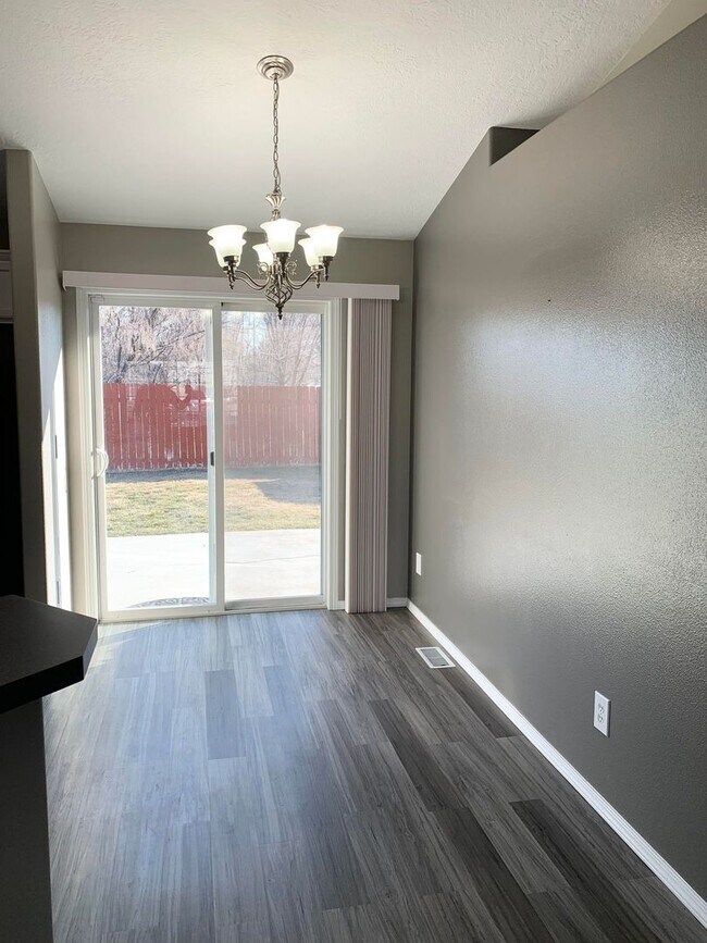 Building Photo - Wonderful Home Next to Nampa's Greenbelt!