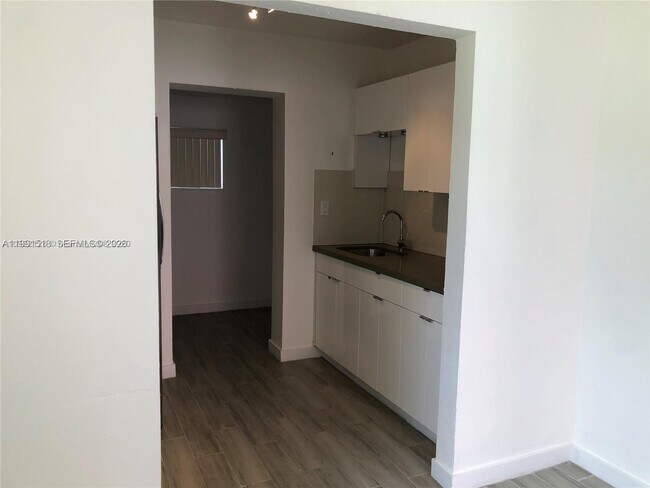 Foto del edificio - 220 NW 46th St