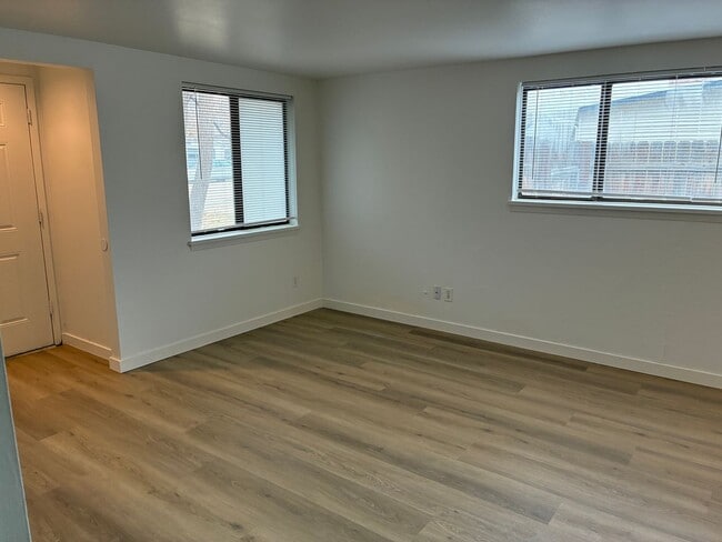 Building Photo - 1007-1011 E Lincoln Ave