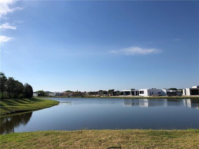 Foto del edificio - 150 Riviera Cir